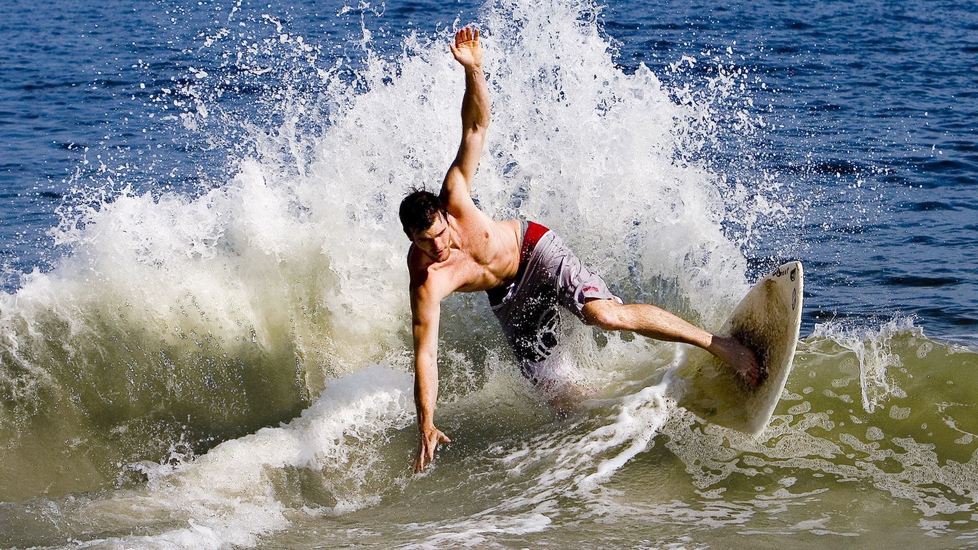 “青少年足球联赛现场嗨翻全场，精彩纷呈”，青少年足球联盟